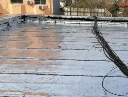 蚌埠市卫生间漏水维修公司分享下蚌埠市屋面楼顶防水刚性防水层施工要点。